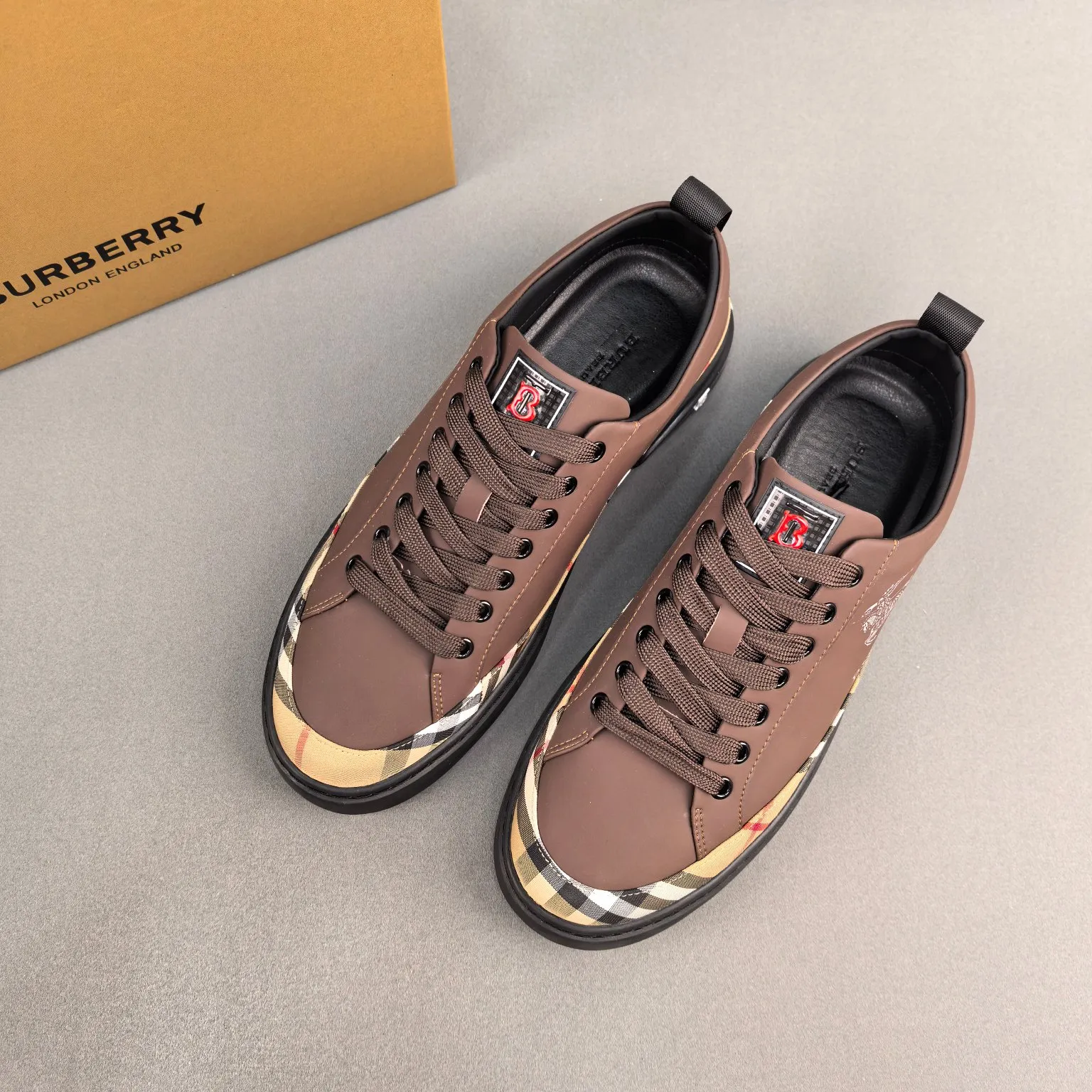 Burberry [Burberry] men's shoes 💰400💰. Fashionable sports and casual shoes, the upper is made of first-layer cowhide with plaid material, first-layer pigskin lining, and rubber outsole. Men's size 38-44.